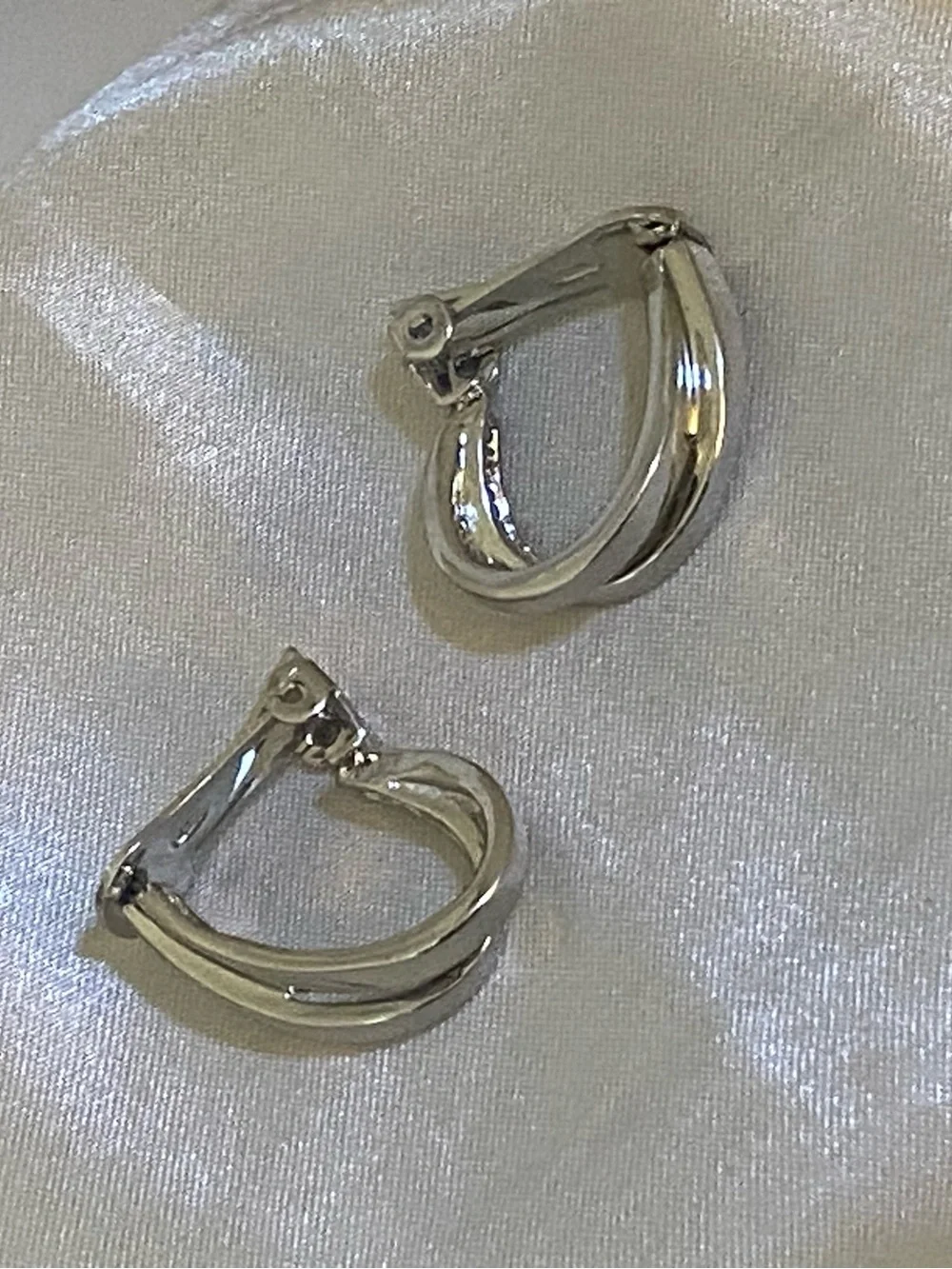 Vintage 80s Silver Tone Overlapping Curved Hoop Clip Earrings